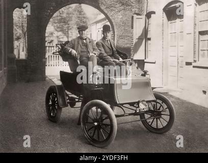 Thomas Edison et Mr. Greenfeldt dans une automobile électrique Baker, 1910, édité numériquement Banque D'Images