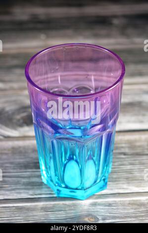 verre à boire coloré, récipient en verre utilisé pour boire des liquides, verres de table, récipients à boire (verres à boire), vaisselle utilisée pour mettre une table fo Banque D'Images