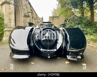 réplique du mobile de chauve-souris dans un terrain d'église pour une utilisation comme accessoire pour une fête de mariage à st james church muswell hill au nord de londres Banque D'Images