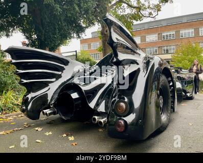 réplique du mobile de chauve-souris dans un terrain d'église pour une utilisation comme accessoire pour une fête de mariage à st james church muswell hill au nord de londres Banque D'Images