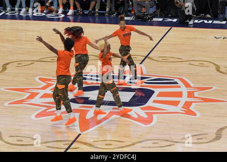 Uncasville, Connecticut, États-Unis. 6 septembre 2022. L'équipe de danse du Soleil du Connecticut se produit lors du quatrième match des demi-finales des séries éliminatoires de la WNBA entre le Chicago Sky et le Connecticut Sun au Mohegan Sun Arena à Uncasville, Connecticut. Erica Denhoff/CSM/Alamy Live News Banque D'Images