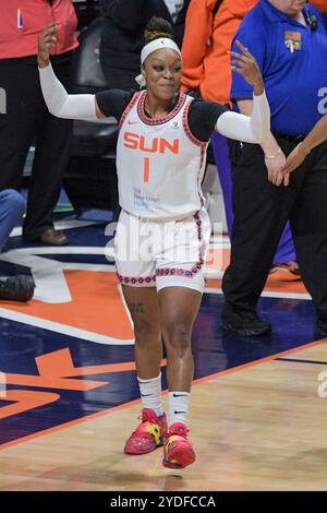 Uncasville, Connecticut, États-Unis. 6 septembre 2022. Chicago Sky Guard Odyssey Sims (1) réagit lors du quatrième match des demi-finales des séries éliminatoires WNBA entre le Chicago Sky et le Connecticut Sun au Mohegan Sun Arena à Uncasville, Connecticut. Erica Denhoff/CSM/Alamy Live News Banque D'Images