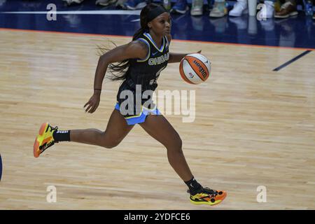 Uncasville, Connecticut, États-Unis. 6 septembre 2022. Dana Evans (11 ans) dribble la balle lors du quatrième match des demi-finales des séries éliminatoires de la WNBA entre le Chicago Sky et le Connecticut Sun au Mohegan Sun Arena à Uncasville, Connecticut. Erica Denhoff/CSM (image crédit : © Erica Denhoff/Cal Sport Media). Crédit : csm/Alamy Live News Banque D'Images