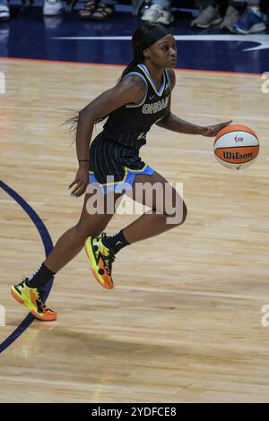 Uncasville, Connecticut, États-Unis. 6 septembre 2022. Dana Evans (11 ans) dribble la balle lors du quatrième match des demi-finales des séries éliminatoires de la WNBA entre le Chicago Sky et le Connecticut Sun au Mohegan Sun Arena à Uncasville, Connecticut. Erica Denhoff/CSM (image crédit : © Erica Denhoff/Cal Sport Media). Crédit : csm/Alamy Live News Banque D'Images