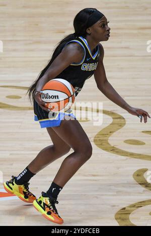 Uncasville, Connecticut, États-Unis. 6 septembre 2022. Dana Evans (11 ans) dribble la balle lors du quatrième match des demi-finales des séries éliminatoires de la WNBA entre le Chicago Sky et le Connecticut Sun au Mohegan Sun Arena à Uncasville, Connecticut. Erica Denhoff/CSM (image crédit : © Erica Denhoff/Cal Sport Media). Crédit : csm/Alamy Live News Banque D'Images