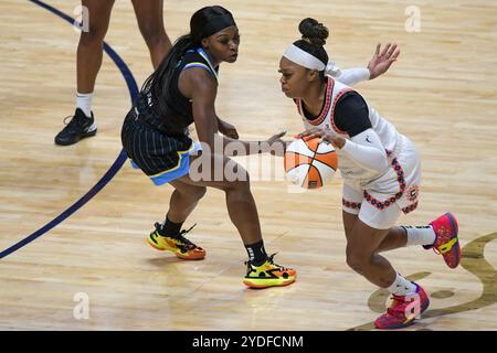 Uncasville, Connecticut, États-Unis. 6 septembre 2022. Le Chicago Sky Guard Odyssey Sims (1) dribble la balle défendu par le Chicago Sky Guard Dana Evans (2) lors du quatrième match des demi-finales des séries éliminatoires de la WNBA entre le Chicago Sky et le Connecticut Sun à la Mohegan Sun Arena à Uncasville, Connecticut. Erica Denhoff/CSM/Alamy Live News Banque D'Images