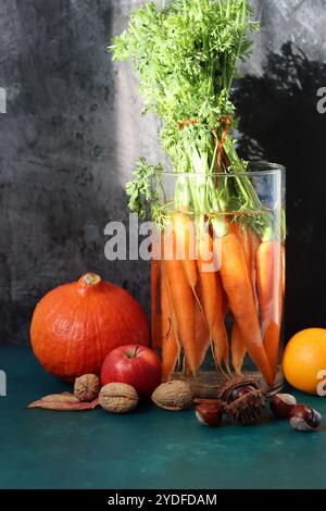 Bouquet de carottes biologiques fraîches dans un vase en verre. Concept d'alimentation saine. Bouquet fait de carottes. Banque D'Images