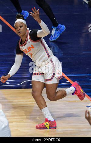 Uncasville, Connecticut, États-Unis. 6 septembre 2022. Chicago Sky Guard Odyssey Sims (1) réagit lors du quatrième match des demi-finales des séries éliminatoires WNBA entre le Chicago Sky et le Connecticut Sun au Mohegan Sun Arena à Uncasville, Connecticut. Erica Denhoff/CSM/Alamy Live News Banque D'Images