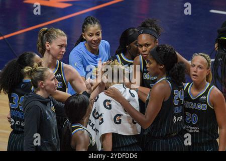 Uncasville, Connecticut, États-Unis. 6 septembre 2022. Les joueurs de Chicago Sky se blottissent après le quatrième match des demi-finales des séries éliminatoires de la WNBA entre le Chicago Sky et le Connecticut Sun au Mohegan Sun Arena à Uncasville, Connecticut. Erica Denhoff/CSM/Alamy Live News Banque D'Images