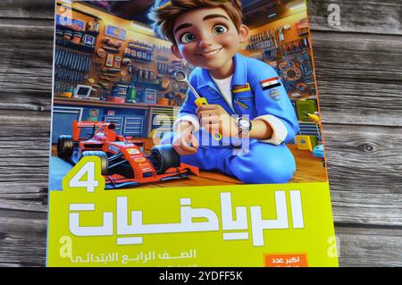 Le Caire, Egypte, 2 octobre 2024 : école primaire mathématiques El Adwaa livre de lumières, livres éducatifs utilisés par les écoliers égyptiens, apprentissage, enseignement Banque D'Images