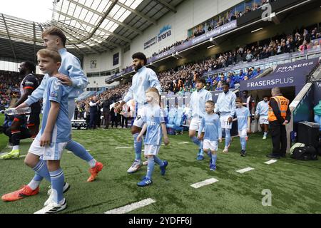 Les mascottes de Coventry City sortent avant le match du Sky Bet Championship à la Coventry Building Society Arena. Date de la photo : samedi 26 octobre 2024. Banque D'Images