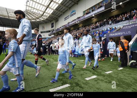 Les mascottes de Coventry City sortent avant le match du Sky Bet Championship à la Coventry Building Society Arena. Date de la photo : samedi 26 octobre 2024. Banque D'Images