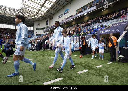 Les mascottes de Coventry City sortent avant le match du Sky Bet Championship à la Coventry Building Society Arena. Date de la photo : samedi 26 octobre 2024. Banque D'Images