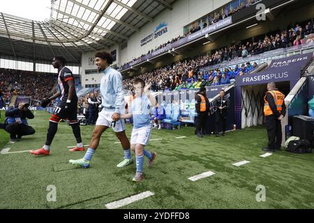 Les mascottes de Coventry City sortent avant le match du Sky Bet Championship à la Coventry Building Society Arena. Date de la photo : samedi 26 octobre 2024. Banque D'Images