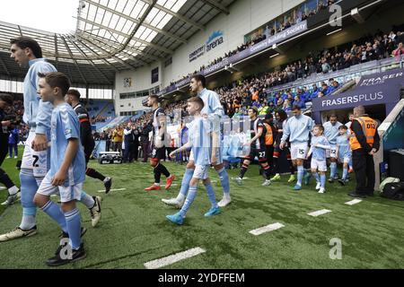 Les mascottes de Coventry City sortent avant le match du Sky Bet Championship à la Coventry Building Society Arena. Date de la photo : samedi 26 octobre 2024. Banque D'Images