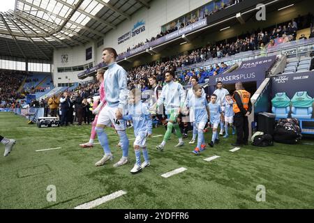 Les mascottes de Coventry City sortent avant le match du Sky Bet Championship à la Coventry Building Society Arena. Date de la photo : samedi 26 octobre 2024. Banque D'Images