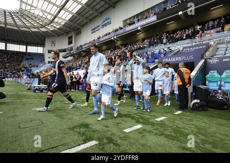 Les mascottes de Coventry City sortent avant le match du Sky Bet Championship à la Coventry Building Society Arena. Date de la photo : samedi 26 octobre 2024. Banque D'Images