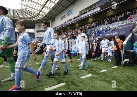 Les mascottes de Coventry City sortent avant le match du Sky Bet Championship à la Coventry Building Society Arena. Date de la photo : samedi 26 octobre 2024. Banque D'Images