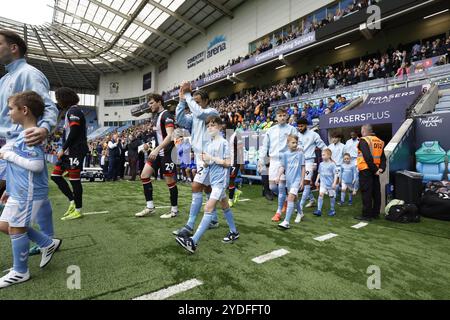 Les mascottes de Coventry City sortent avant le match du Sky Bet Championship à la Coventry Building Society Arena. Date de la photo : samedi 26 octobre 2024. Banque D'Images