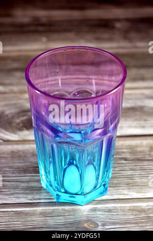 verre à boire coloré, récipient en verre utilisé pour boire des liquides, verres de table, récipients à boire (verres à boire), vaisselle utilisée pour mettre une table fo Banque D'Images