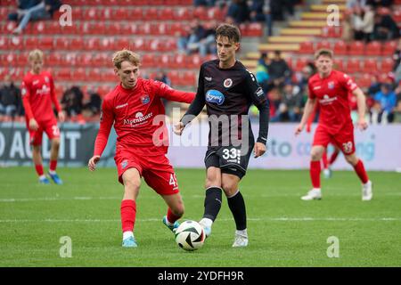 Unterhaching, Deutschland. 26 octobre 2024. Jonah Benedict Sticker (FC Viktoria Koeln, 33) mit Nils Ortel (SpVgg Unterhaching, 49), SpVgg Unterhaching v. FC Viktoria Koeln, Fussball, 3. Liga, 12. Spieltag, saison 2024/2025, 26.10.2024, LA RÉGLEMENTATION DFL INTERDIT TOUTE UTILISATION DE PHOTOGRAPHIES COMME SÉQUENCES D'IMAGES, Foto : Eibner-Pressefoto/Jenni Maul crédit : dpa/Alamy Live News Banque D'Images