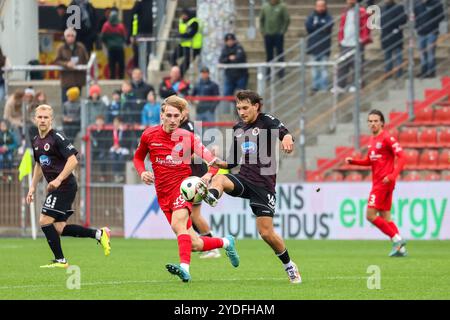 Unterhaching, Deutschland. 26 octobre 2024. Zweikampf Florian Engelhardt (FC Viktoria Koeln, 16) mit Nils Ortel (SpVgg Unterhaching, 49), SpVgg Unterhaching v. FC Viktoria Koeln, Fussball, 3. Liga, 12. Spieltag, saison 2024/2025, 26.10.2024, LA RÉGLEMENTATION DFL INTERDIT TOUTE UTILISATION DE PHOTOGRAPHIES COMME SÉQUENCES D'IMAGES, Foto : Eibner-Pressefoto/Jenni Maul crédit : dpa/Alamy Live News Banque D'Images