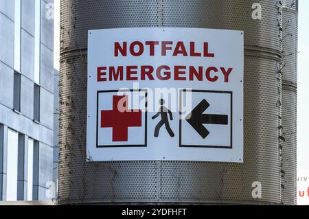 Notfall-Emergency, Wegweiser zur Einfahrt zum UNIVERSITAETS-Notfallzentrum à Fribourg. DAS Notfallzentrum zaehlt zu den groessten in Deutschland. Foto:Winfried Rothermel *** urgence d'urgence, panneau indiquant l'entrée du centre universitaire d'urgence de Fribourg le centre d'urgence est l'un des plus grands d'Allemagne photo Winfried Rothermel Banque D'Images