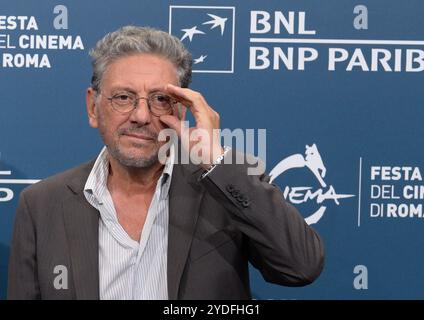News - le 19ème Festival du film de Rome Photocall Conclave Sergio Castellitto assiste au Photocall du film Conclave lors du 19ème Festival du film de Rome à l'Auditorium Parco della Musica le 26 octobre 2024 à Rome, Italie. Rome Auditorium Parco della Musica Italy Copyright : xFabrizioxCorradettix/xLiveMediax LPN 1576559 Banque D'Images