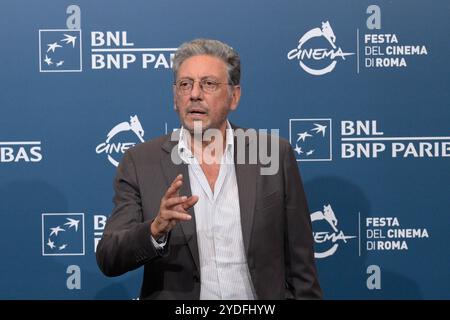 News - le 19ème Festival du film de Rome Photocall Conclave Sergio Castellitto assiste au Photocall du film Conclave lors du 19ème Festival du film de Rome à l'Auditorium Parco della Musica le 26 octobre 2024 à Rome, Italie. Rome Auditorium Parco della Musica Italy Copyright : xFabrizioxCorradettix/xLiveMediax LPN 1576568 Banque D'Images
