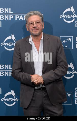 News - le 19ème Festival du film de Rome Photocall Conclave Sergio Castellitto assiste au Photocall du film Conclave lors du 19ème Festival du film de Rome à l'Auditorium Parco della Musica le 26 octobre 2024 à Rome, Italie. Rome Auditorium Parco della Musica Italy Copyright : xFabrizioxCorradettix/xLiveMediax LPN 1576574 Banque D'Images