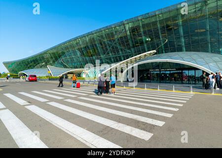 Vue de l'aéroport international Heydar Aliyev Bakou, Azerbaïdjan. Le terminal emblématique présente une architecture intérieure et un design expérientiel d'Istanbul Banque D'Images