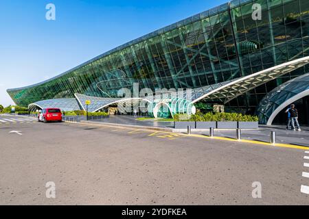 Vue de l'aéroport international Heydar Aliyev Bakou, Azerbaïdjan. Le terminal emblématique présente une architecture intérieure et un design expérientiel d'Istanbul Banque D'Images