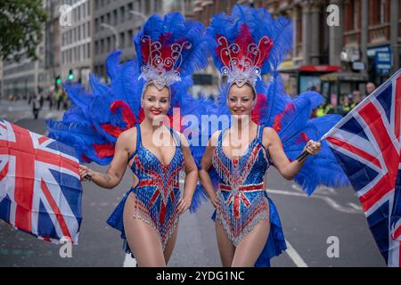 Londres, Royaume-Uni. 26 octobre 2024. Des milliers de partisans de Tommy Robinson se rassemblent dans le centre de Londres pour la manifestation « Unite the Kingdom » que le militant politique manquera après avoir été placé en détention provisoire par la police hier. Le fondateur de la Ligue de défense anglaise, de son vrai nom Stephen Yaxley-Lennon, est accusé d'outrage au tribunal après la diffusion d'un film lors d'une manifestation à Trafalgar Square en juillet. Les foules d'extrême droite arborant les drapeaux de l'Union Jacks et de St George chantaient alors qu'elles blasaient Keir Starmer et appelaient à la libération de leur chef. Crédit : Guy Corbishley/Alamy Live News Banque D'Images