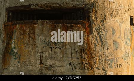 Vieille casemate de WW2 sur la plage. Banque D'Images