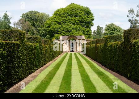 Hever, Royaume-Uni. 17 mai 2024. Château de Hever et les beaux jardins dans le Kent. 'Couvrant plus de 600 ans, l'histoire du château de Hever est riche et variée. Le château défensif médiéval d'origine, avec sa guérite et sa cour fortifiée, a été construit en 1383. Aux XVe et XVIe siècles, c'était la maison de l'une des familles les plus puissantes du pays, les Boleyn, qui modernisèrent l'habitation existante dans les murs. Crédit : Maureen McLean/Alamy Banque D'Images