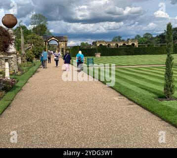 Hever, Royaume-Uni. 17 mai 2024. Château de Hever et les beaux jardins dans le Kent. 'Couvrant plus de 600 ans, l'histoire du château de Hever est riche et variée. Le château défensif médiéval d'origine, avec sa guérite et sa cour fortifiée, a été construit en 1383. Aux XVe et XVIe siècles, c'était la maison de l'une des familles les plus puissantes du pays, les Boleyn, qui modernisèrent l'habitation existante dans les murs. Crédit : Maureen McLean/Alamy Banque D'Images