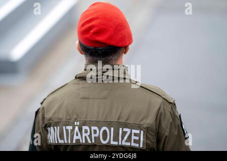 Wien, Österreich. 26. Oktober 2024. Feierlichkeiten anlässlich des Nationalfeiertages am Wiener Heldenplatz, Leistungsschau des österreichischen Bundesheeres, soldat der Militärpolizei im Bild. Banque D'Images