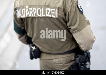 Wien, Österreich. 26. Oktober 2024. Feierlichkeiten anlässlich des Nationalfeiertages am Wiener Heldenplatz, Leistungsschau des österreichischen Bundesheeres, soldat der Militärpolizei im Bild. Banque D'Images