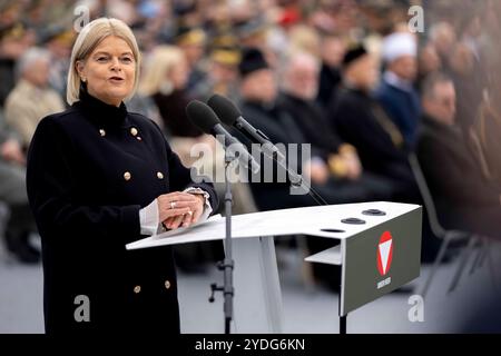 KLAUDIA TANNER, ministre autrichien de la Défense, s'exprimant lors des célébrations à l'occasion de la Journée de l'indépendance de l'Autriche à la Heldenplatz de Vienne, exposition des forces armées autrichiennes, Banque D'Images