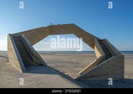 Westerpunt, sculpture en béton sur la plage le long de la côte de la mer du Nord à la station balnéaire de panne, Flandre occidentale, Belgique Banque D'Images