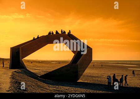 Westerpunt silhouetté contre le ciel de coucher de soleil orange, sculpture en béton sur la plage le long de la côte de la mer du Nord à la station balnéaire de panne, Flandre occidentale, Belgique Banque D'Images