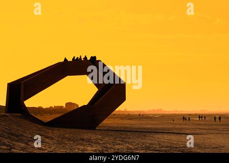 Westerpunt silhouetté contre le ciel de coucher de soleil orange, sculpture en béton sur la plage le long de la côte de la mer du Nord à la station balnéaire de panne, Flandre occidentale, Belgique Banque D'Images