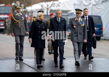 Cérémonie de dépôt de gerbes par le président fédéral autrichien ALEXANDER VAN DER BELLEN et le ministre de la défense KLAUDIA TANNER lors des célébrations à l'occasion de la fête de l'indépendance de l'Autriche à la Heldenplatz de Vienne, exposition des forces armées autrichiennes, Banque D'Images