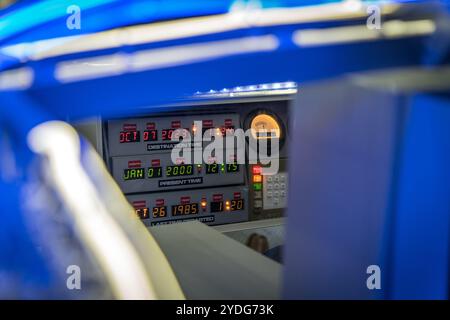 Budapest, Hongrie - Déc 09 2023 : Tableau de bord de la machine à remonter le temps DeLorean DMC-12 Banque D'Images