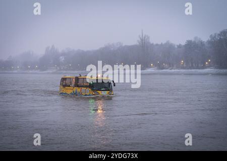 Budapest, Hongrie - 23 décembre 2023 : promenade fluviale bus amphibie nageant sur le Danube avec l'île Marguerite en arrière-plan Banque D'Images