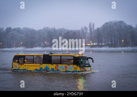 Budapest, Hongrie - 23 décembre 2023 : River Ride véhicule amphibie naviguant sur le Danube en hiver alors qu'il neige Banque D'Images