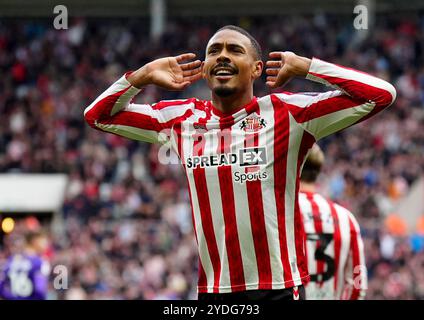 Wilson Isidor de Sunderland célèbre avoir marqué son deuxième but du match lors du Sky Bet Championship match au Stadium of Light de Sunderland. Date de la photo : samedi 26 octobre 2024. Banque D'Images