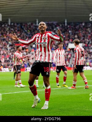 Wilson Isidor de Sunderland célèbre avoir marqué son deuxième but du match lors du Sky Bet Championship match au Stadium of Light de Sunderland. Date de la photo : samedi 26 octobre 2024. Banque D'Images