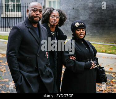 Londres, Royaume-Uni. 26 octobre 2024. L'UFFC, la United Families and Friends Campaign, ainsi que les amis et la famille de Chris Kaba, remettent aujourd'hui une lettre au 10 Downing Street dans le cadre de la procession commémorative de l'UFFC. Des amis et des membres de la famille de Kaba, qui a été abattu par un policier à Londres en septembre 2022, prendront la parole sur scène lors du rassemblement Stand Up to Racism à Whitehall. L'UFFC est une coalition nationale de campagnes familiales dont les proches sont morts dans la police par ce qu'ils perçoivent comme une violence meurtrière ou excessive, une négligence ou un racisme de la part des institutions de l'État. Banque D'Images