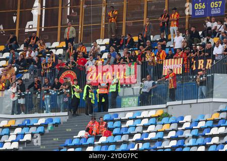 Naples, Campanie, ITALIE. 26 octobre 2024. Pendant le match de football du 26/10/2024, valable pour le championnat italien Serie A - 2024/25 à Naples au Diego Armando Maradona Stadium entre SSC Napoli vs FC Lecce. Sur la photo : les supporters partent (crédit image : © Fabio Sasso/ZUMA Press Wire) USAGE ÉDITORIAL SEULEMENT! Non destiné à UN USAGE commercial ! Banque D'Images